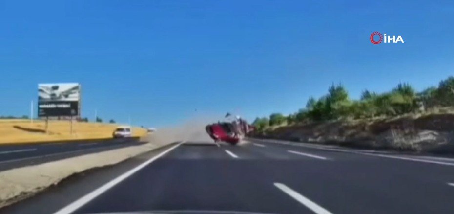Takla atan araç karşı şeride geçip iki araca çarptı: Bir ölü, yedi yaralı