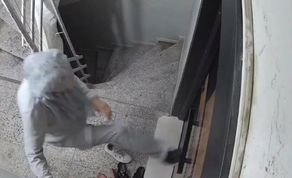 Manisa'da Komşu Dehşeti: Tekrar Aynı Adrese Gitti ve Kapıya Tekme Attı
