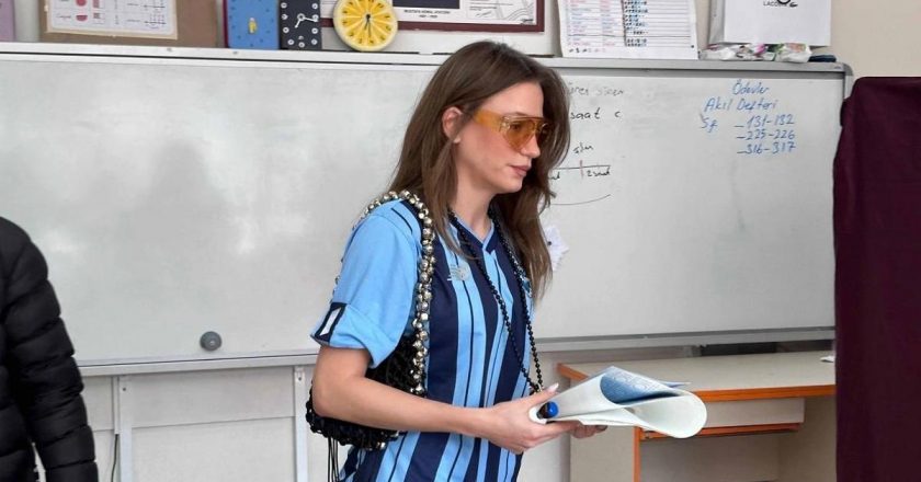 Serenay Sarıkaya formasıyla oy kullanmaya gitti