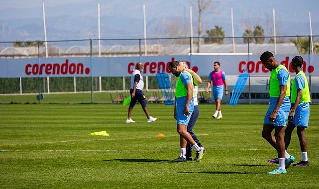 Dick Advocaat'ın çalıştırdığı Curaçao milli futbol takımı, Corendon sponsorluğunda Titanic Deluxe Golf Belek'te – SPORT