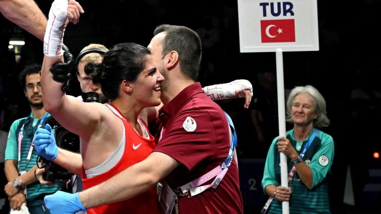 Son Olimpiyat şampiyonu Busenaz Sürmeneli Paris 2024'te çeyrek finale yükseldi!