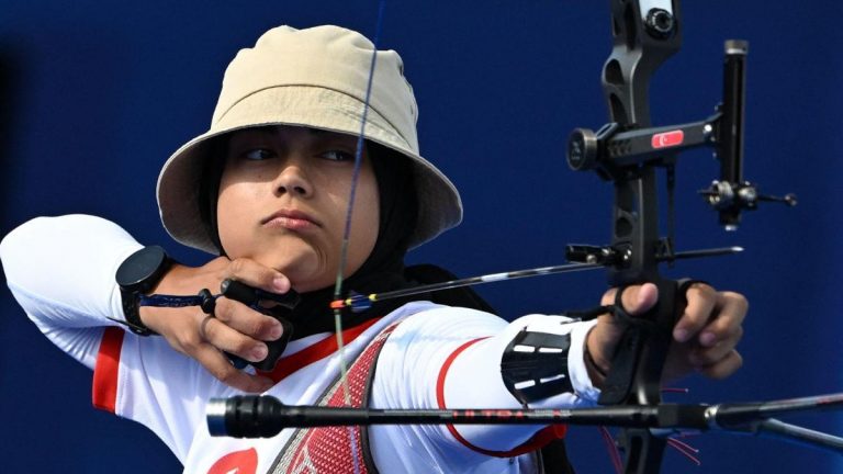 Milli sporcumuz Elif Berra Gökkır okçuluk Paris 2024'te çeyrek finale yükseldi!