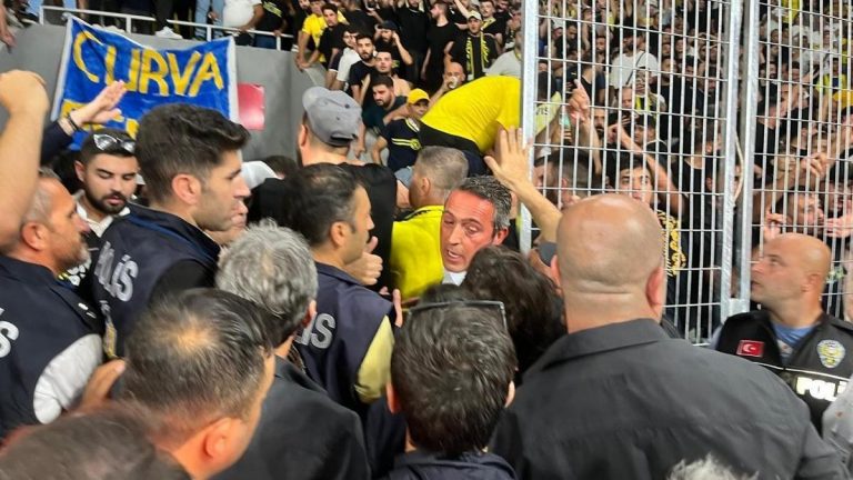 Göztepe'de maç sırasında Ali Koça'ya yabancı cisim çarptı