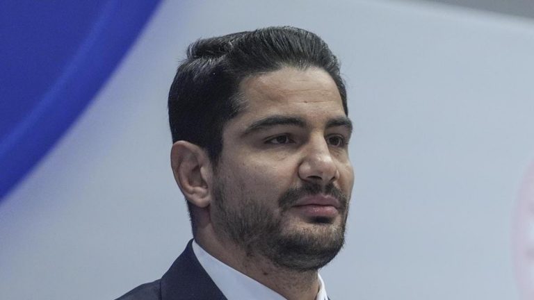 Olimpiyat şampiyonu Taha Akgül, Türkiye Güreş Federasyonu’nun yeni başkanı seçildi!