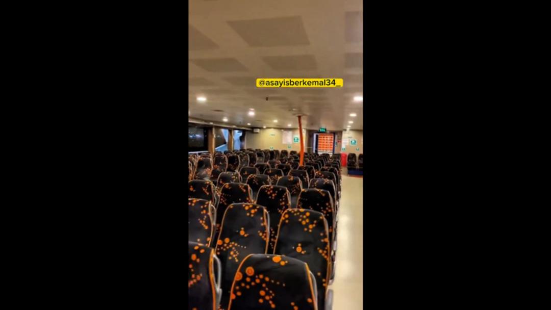 Feribotta Üsküdar-Beşaş hayranları! Bazı Beşik hayranları Orkun Kökçü'nin imza töreninden sonra feribotu karıştırdı ... 3
