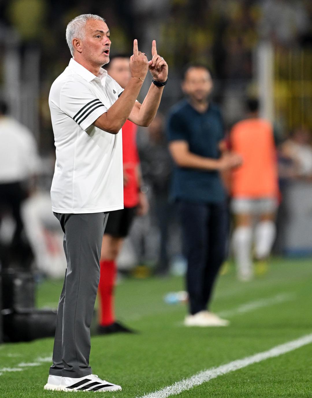 Fenerbahce teknik direktörü Jose Mourinho, yorumculara kazandıktan sonra Kocaelispor'dan! 2
