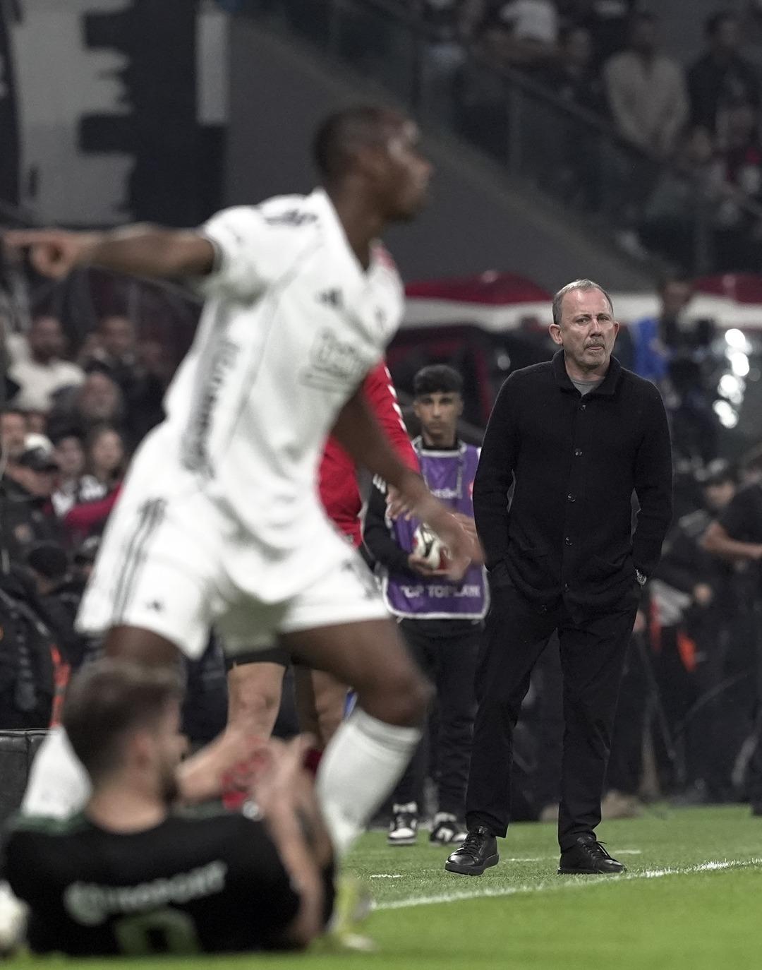 Besiktas, Galatasaray Derby Dolmabahçe'de hata yapmadı! Black Eagle Kocaelispor 3-1 mağlup etti