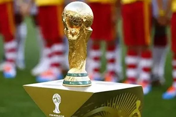 Dünya Kupası yolunda bir tarih yazılıyor! 155 bin nüfuslu bir ada Fenerbahçe’nin eski hocası Dick Advocaat ile zafere koşuyor…
