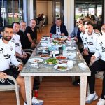Beşiktaş Başkanı Adalı, derbi öncesi takımla buluştu