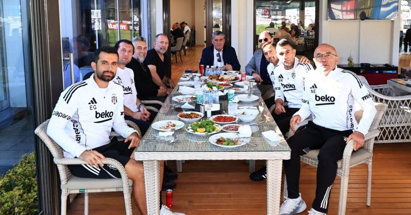 Beşiktaş Başkanı Adalı, derbi öncesi takımla buluştu
