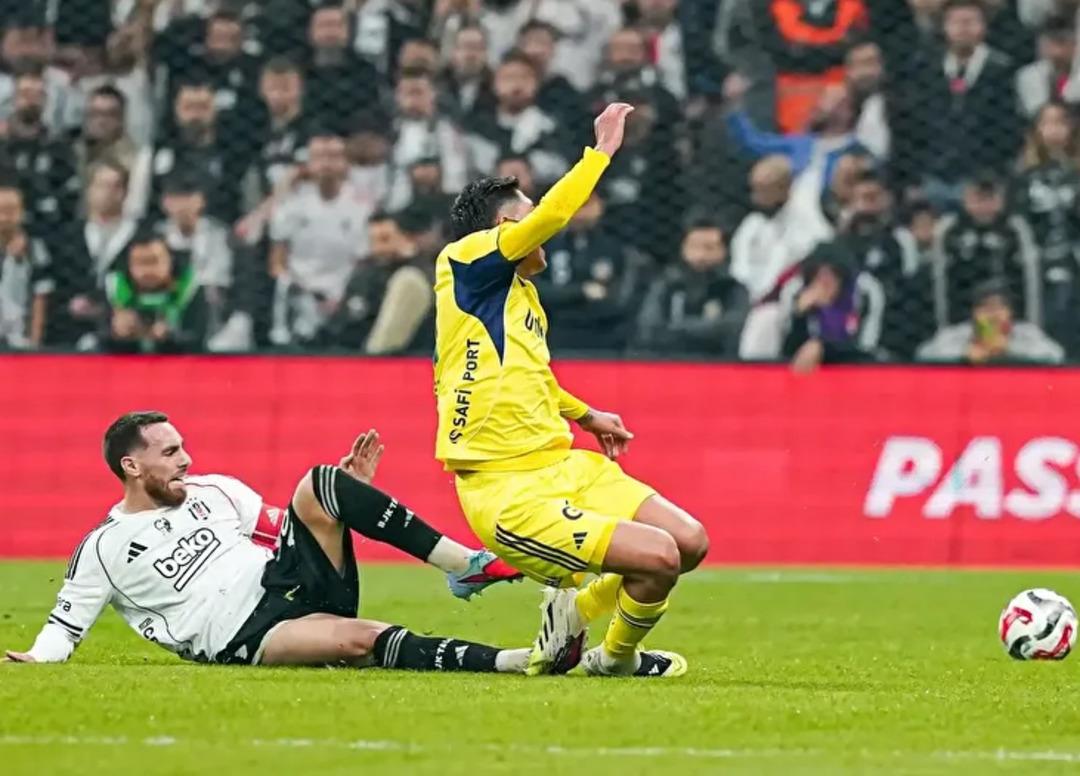 Beşiktaş-Fenerbahçe derbisinin VAR kayıtları ortaya çıktı! Orkun Kökçü'nün kırmızı kart pozisyonuna ilişkin hakem yorumları açıklandı. 2