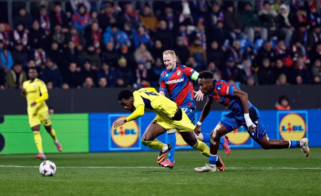 Hollandalı hakem Allard Lindhout, Jhon Duran'ın son anda çekilmesine penaltı vermedi! F.Bahçe isyan etti... 2