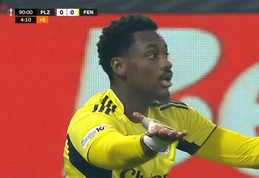 Hollandalı hakem Allard Lindhout, Jhon Duran'ın son anda çekilmesine penaltı vermedi! F.Bahçe isyan etti... 3