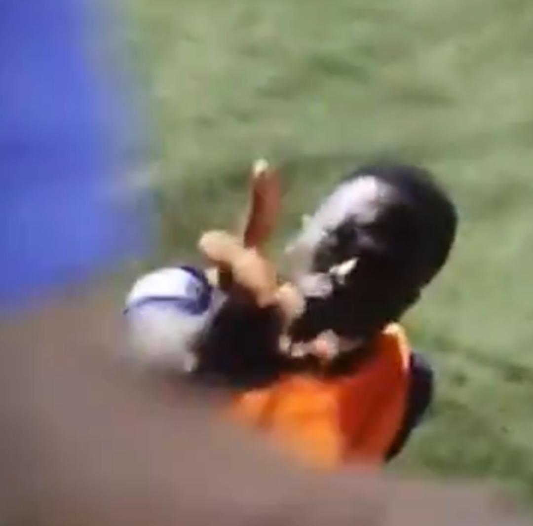 Nijerya Ligi'nde dehşete düşüren olay! Bir rakip taraftar gol attığı için sahaya girip boğazını kesti... 3