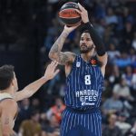 Anadolu Efes evinde Barcelona’yı devirdi! –