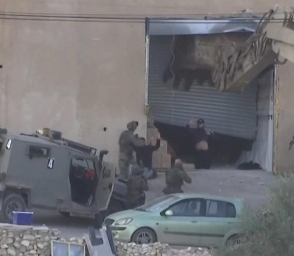 Batı Şeria’da Teslim Olan 2 Filistinli Genç İsrail Askerleri Tarafından Öldürüldü