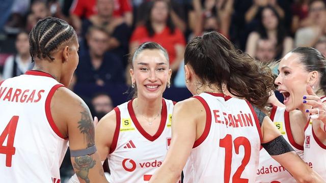 Tarih yazıyoruz tarih! Filenin Sultanları, Sırbistan’ı devirerek Avrupa Şampiyonası’nda finale yükseldi!