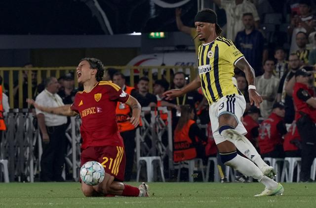 Fenerbahçe’nin Roma karşısında aldığı 1 puan sonrası o isme övgüler! “Kariyer maçını oynadı”